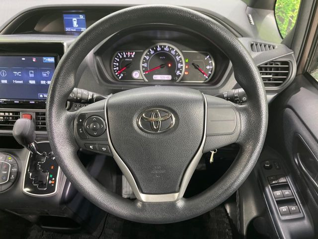 インテリアに合わせたデザインのステアリングは、運転される方のことも考え、運転しやすい形状、大きさです。是非一度、実際に触ってお確かめください。