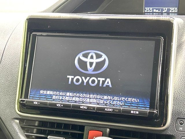 【純正9型ナビ】人気の純正ナビを装備しております。ナビの使いやすさはもちろん、オーディオ機能も充実!キャンプや旅行はもちろん、通勤や買い物など普段のドライブも楽しくなるはず♪