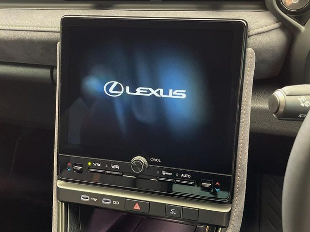 �y9.8�C���` �f�B�X�v���C�I�[�f�B�I�z���ʂ̃f�B�X�v���C��AppleCarPlay��AndroidAuto�����p�\�B�傫�ȉ�ʂŃX�}�z�i�r�A�v���������p���������܂���