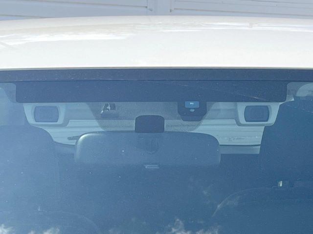 【アイサイトVer3】前方の車両等を検知し、衝突しそうな時は警報で注意を促し、ブレーキを踏む力をサポート。ブレーキを踏めなかった場合は衝突被害軽減ブレーキが作動、衝突回避をサポートします。