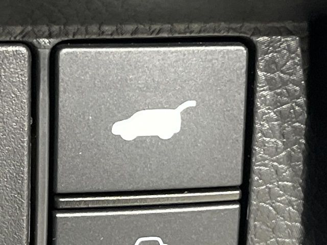 【パワーバックドア】スマートキーや運転席のボタンを押すだけでリアゲートが自動で開閉します!荷物を持っている時や、高い位置にあるバックドアを閉める際に便利な機能です♪