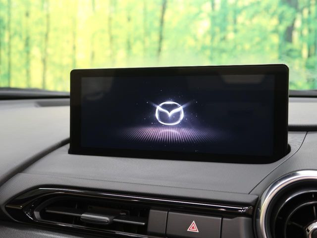 【8.8インチマツダコネクト】車内の雰囲気にマッチした大型のディスプレイ。スマホ接続でのナビ使用やBluetooth再生等、様々な機能が楽しめます。直感的なダイヤル操作が可能で、使い勝手も良好です。