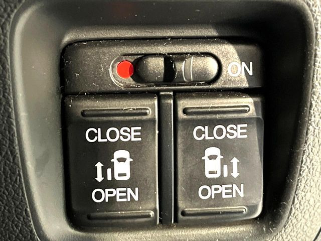 【両側パワースライドドア】スマートキーや運転席のスイッチで後席両側スライドドアの開閉が可能♪電動だから力を入れてドアを開ける必要が無く、小さなお子様でも簡単に開け閉めでき快適です♪