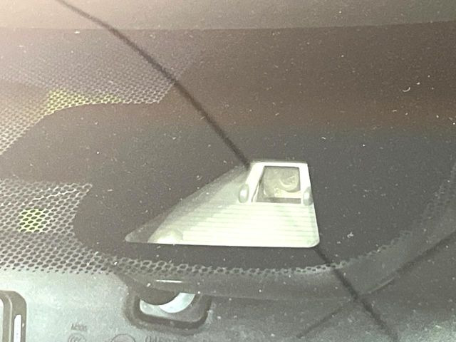 【ホンダセンシング】走行中に前方の車両等を認識し、衝突しそうな時は警報とブレーキで衝突回避と被害軽減をアシスト。より安全にドライブをお楽しみいただけます。