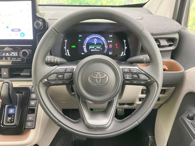 インテリアに合わせたデザインのステアリングは、運転される方のことも考え、運転しやすい形状、大きさです。是非一度、実際に触ってお確かめください。