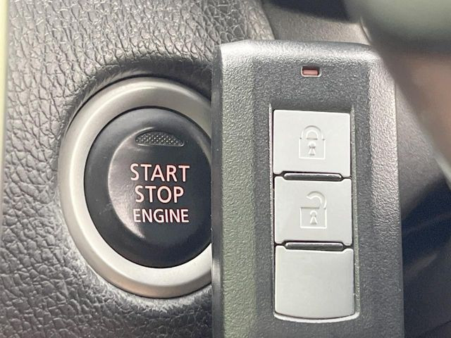 【インテリジェントキー】カバンやポケットに入れたままでもドアの施錠・解錠が可能なスマートキーを装備。エンジンのオン・オフ時もカギを取り出す必要が無いからとっても便利です♪