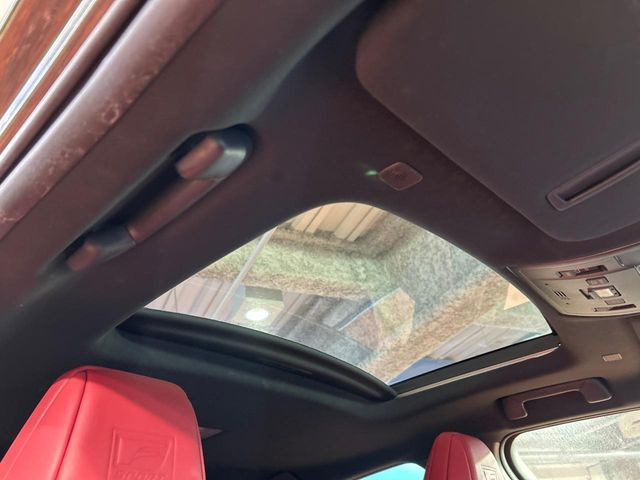 【サンルーフ】開放感たっぷりの希少装備、サンルーフが装着されています!車内に明かりを取り入れたり景色を楽しむ以外にも、車内の空気も簡単に換気できて快適です!