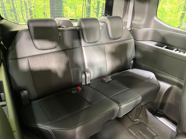 床下収納式のサードシートです。座席部分をコンパクトに収納でき、広大な荷室スペースとしてお使いいただけます!乗車人数や荷物の量など利用シーンに合わせて3列目を有効活用でき、とっても便利♪