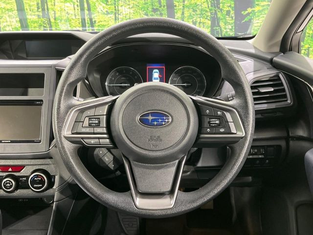 インテリアに合わせたデザインのステアリングは、運転される方のことも考え、運転しやすい形状、大きさです。是非一度、実際に触ってお確かめください。