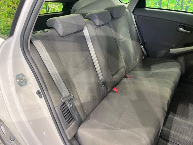 コンパクトカーですが、セカンドシートは十分な広さがあり快適にお乗りいただけます♪シートを倒して大きな荷物を積んだりと、用途の幅が広い1台です。