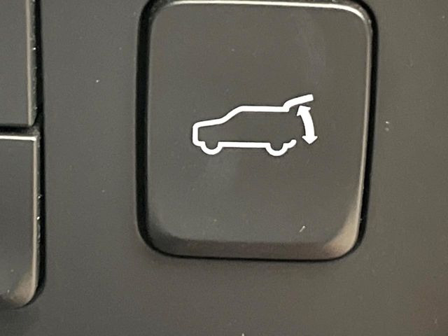 【パワーバックドア】スマートキーや運転席のボタンを押すだけでリアゲートが自動で開閉します!荷物を持っている時や、高い位置にあるバックドアを閉める際に便利な機能です♪