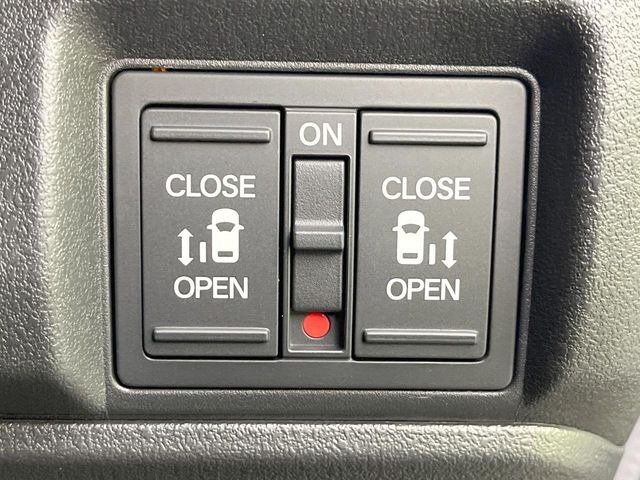 【両側パワースライドドア】スマートキーや運転席のスイッチで後席両側スライドドアの開閉が可能♪電動だから力を入れてドアを開ける必要が無く、小さなお子様でも簡単に開け閉めでき快適です♪