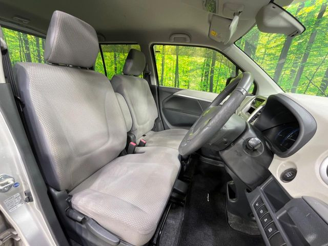 運転席シート廻りは使用感も少なく、良好な状態となっています。丁寧に使われていたことがよくわかりますね。
