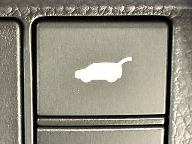 【パワーバックドア】スマートキーや運転席のボタンを押すだけでリアゲートが自動で開閉します!荷物を持っている時や、高い位置にあるバックドアを閉める際に便利な機能です♪