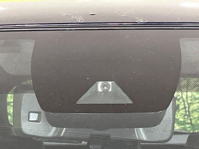 【トヨタセーフティセンス】走行中に前方の車両等を認識し、衝突しそうな時は警報とブレーキで衝突回避と被害軽減をアシスト。より安全にドライブをお楽しみいただけます。