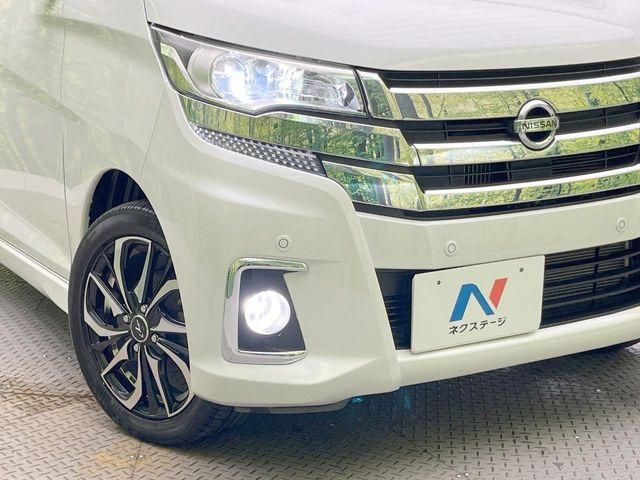 【HIDヘッドライト】非常に明るく前方を照らしてくれるので、悪天候や夜間の走行時も視界良好で安心してお乗りいただけます。