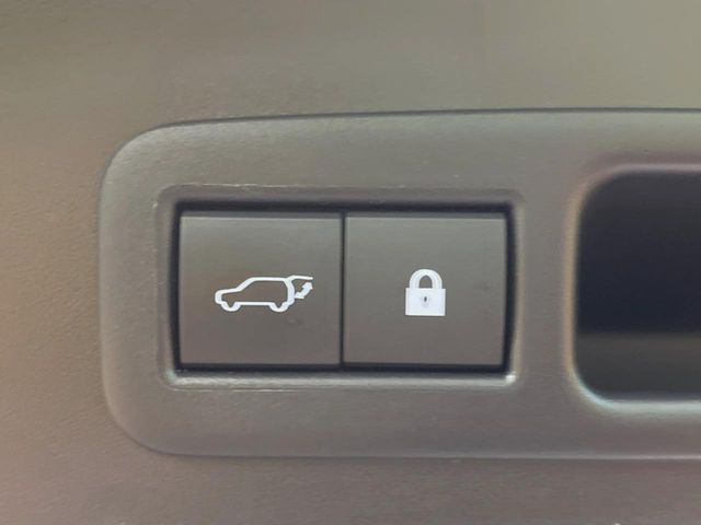 【ハンズフリーパワーバックドア】リアバンパー下部に足先を出し入れするだけでバックドアが自動で開閉♪両手が荷物でふさがっている時でもラクラク開閉操作が行えます!