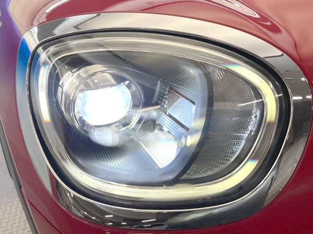 ●LEDヘッドライト:夜間走行時も良好な視界を確保し安心して運転できる高輝度LEDヘッドライトを装備!点灯速度が早く、消費電力も抑えられています。