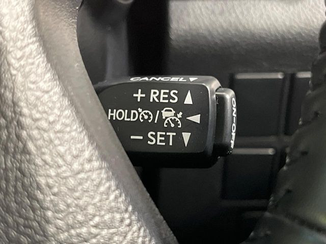 【レーダークルーズコントロール】高速道路での長距離走行が楽に!!自動で速度を保つクルーズコントロールが、衝突軽減システムと連携し、前方の車両を感知して車間を保つように速度調節してくれます!!