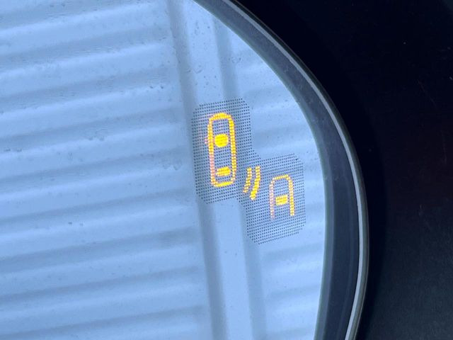 【ブラインドスポットモニタリング】走行中、ドアミラーの死角になりやすい箇所に後続車が接近するとサイドミラー付近に警告を表示、ドライバーに注意喚起をしてくれます。