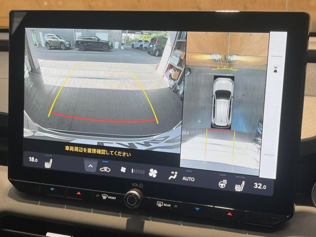 【パノラミックビューモニター】専用のカメラにより、上から見下ろしたような視点で360度クルマの周囲を確認することができます☆死角部分も確認しやすく、狭い場所での切り返しや駐車もスムーズに行えます。
