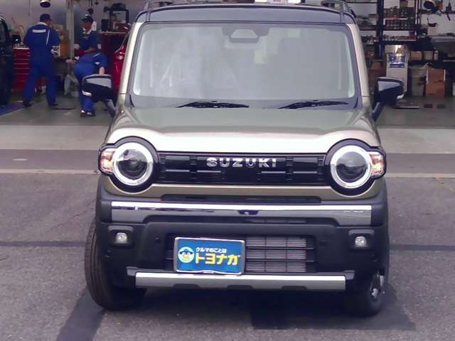 「タフワイルド」のエクステリアは大胆なブロック形状のフロントグリルと「SUZUKI」のアルファベットエンブレムを採用しています!