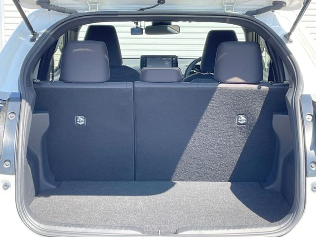 普段のお買い物や通勤、送迎等に十分な荷室スペースを確保しております。セカンドシートを倒すと、大きな荷物の積載も可能です♪