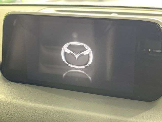【マツダコネクトナビ】車内の雰囲気にマッチした一体型タイプのナビ。各種車輌設定やBluetooth再生等、様々な機能が楽しめます。直感的なダイヤル操作が可能で、使い勝手も良好です。