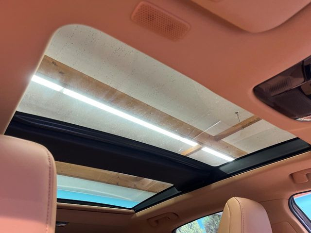 【大型サンルーフ】車内の解放感が一気に上がる大型のパノラマルーフ!季節を問わず開放的で快適なドライブをお楽しみいただけます。流通量も少なく希少価値の高い人気の装備です♪