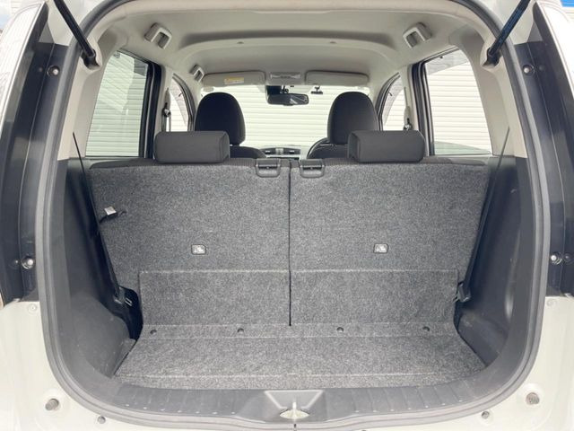 積み下ろしのしやすいデッキにはたっぷりと荷物を積み込んでいただけます。遊びから仕事まで、様々なシーンで頼れます♪