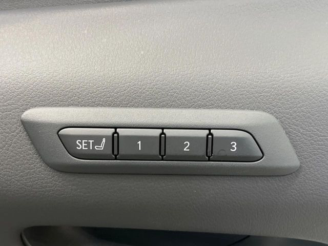 【メモリー機能付きパワーシート】ドライバーごとに設定したシート位置を記憶して、ボタン一つで切り替えできる便利な機能!運転する方が複数名いらっしゃるご家庭におすすめです♪