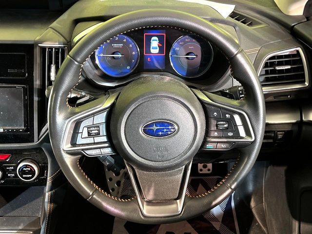 【パドルシフト】ハンドルから手を離さずに素早くシフトアップ&ダウンができるので、エンジンブレーキを使う下り坂や高速道路の合流で加速したい場面で役立ちます。