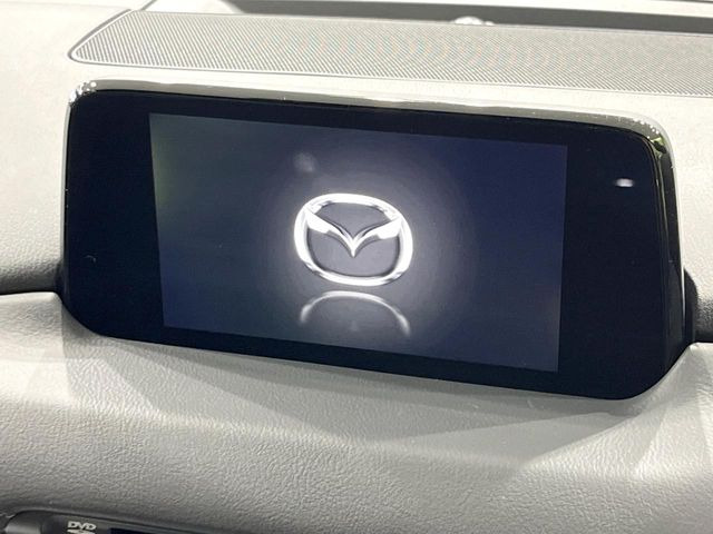 【マツダコネクト】車内の雰囲気にマッチした一体型タイプのディスプレイ。各種車輌設定やBluetooth再生等、様々な機能が楽しめます。専用SDカードのご購入で、ナビ機能も使用出来ます。
