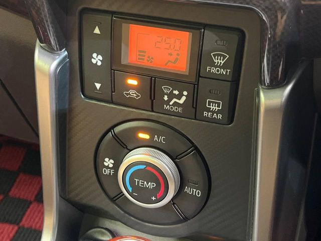 【オートエアコン】一度お好みの温度に設定すれば、車内の温度を検知し風量や温度を自動で調整。暑い&hellip;寒い&hellip;と何度もスイッチ操作をする必要はありません。快適な車内空間には必須の機能ですね♪
