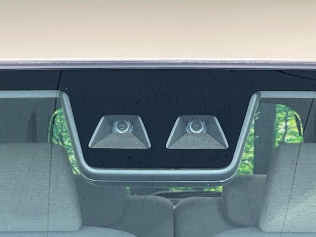 【スマートアシスト】走行中に前方の車両等を認識し、衝突しそうな時は警報とブレーキで衝突回避と被害軽減をアシスト。より安全にドライブをお楽しみいただけます。