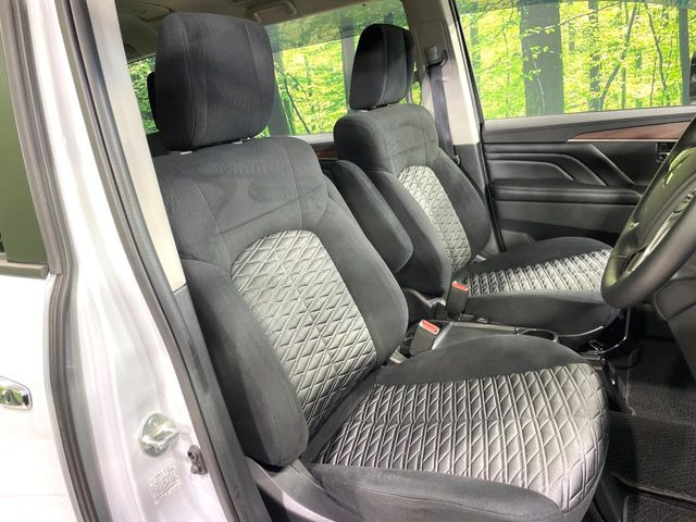 運転席まわりには十分なスペースがあり、大柄な方でもゆったり運転していただける環境です。