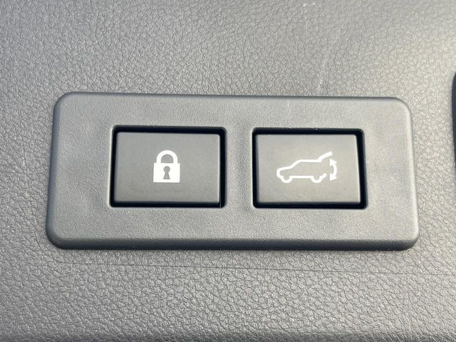 【パワーバックドア】スマートキーや運転席のボタンを押すだけでリアゲートが自動で開閉します!荷物を持っている時や、高い位置にあるバックドアを閉める際に便利な機能です♪