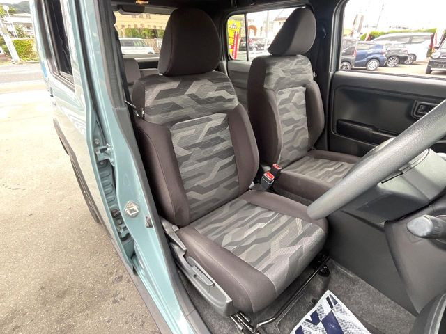 運転席シート廻りは使用感も少なく、良好な状態となっています。丁寧に使われていたことがよくわかりますね。