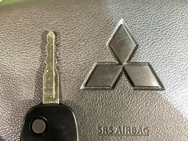 【キーレス】少し離れた場所からでもボタン一つでドアの開錠・施錠ができるのでとっても便利!ドアの鍵穴周りに傷をつけることもありません♪