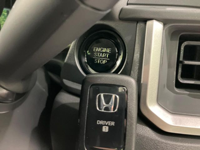 【Hondaスマートキー】カバンやポケットに入れたままでもドアの施錠・解錠が可能なスマートキーを装備。エンジンのオン・オフ時もカギを取り出す必要が無いからとっても便利です♪
