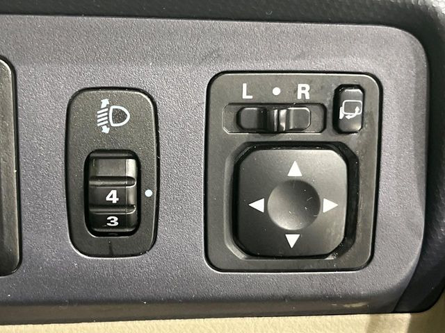 【電動格納ミラー】サイドミラーは電動格納式となっており、狭い駐車場でもキズがつくリスクを抑えられます。
