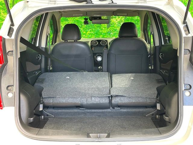 普段のお買い物や通勤、送迎等に十分な荷室スペースを確保しております。セカンドシートを倒すと、大きな荷物の積載も可能です♪