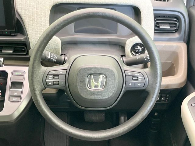 インテリアに合わせたデザインのステアリングは、運転される方のことも考え、運転しやすい形状、大きさです。是非一度、実際に触ってお確かめください。