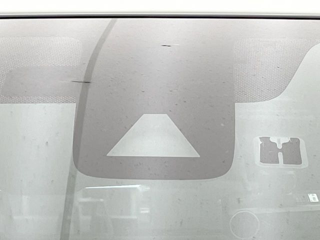 【エマージェンシーブレーキ】走行中に前方の車両等を認識し、衝突しそうな時は警報とブレーキで衝突回避と被害軽減をアシスト。より安全にドライブをお楽しみいただけます。