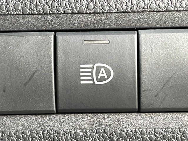 【オートマチックハイビーム】夜間の安全走行に役立つ便利な機能!先行車や対向車を検知し、ハイビームとロービームを自動で切り替えてくれます♪