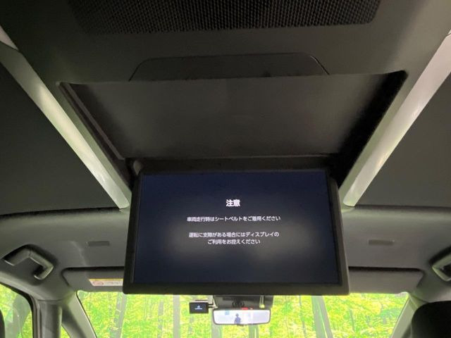 【14型有機ELフリップダウン】三列目からでも迫力のエンタメが観れる大画面フリップダウン。有機ELのモニターでは、一般的なフリップダウンよりも高コントラストでキレイな映像を楽しめます。