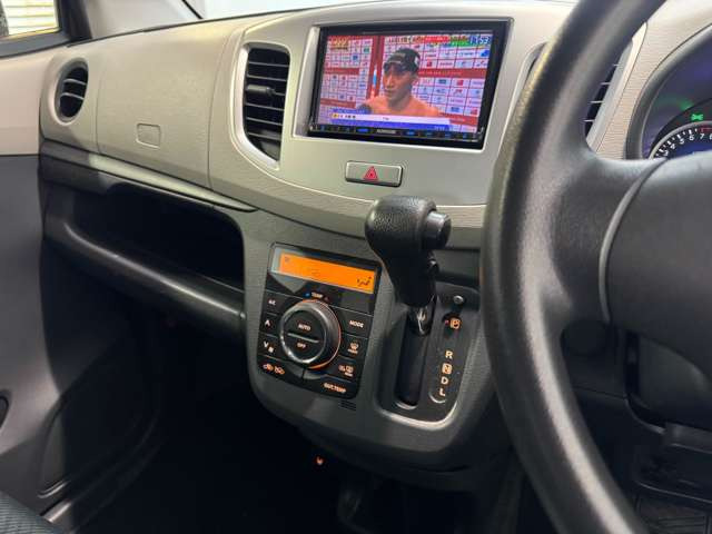 【インパネ・ナビ周辺】KENWOOD製ナビを装備。インパネシフトやオートエアコンを見やすく配置し、操作しやすい運転席まわりです。