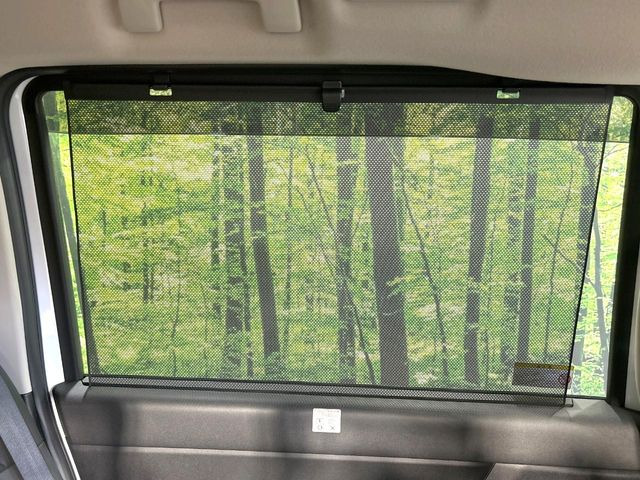 【ロールサンシェード】日差しや車外からの光が眩しいときにサッと引き出して使える、ロール格納タイプのサンシェードを装備。後席に乗ったお子様がウトウトしだした時など、ぜひご活用ください♪