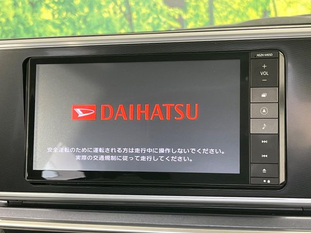 【メーカー純正ナビ】インテリアに溶け込むスタイリッシュな「専用設計」メーカーナビを装備♪視認性や操作性など基本性能にも優れ、より上質なカーライフをお楽しみいただけます。
