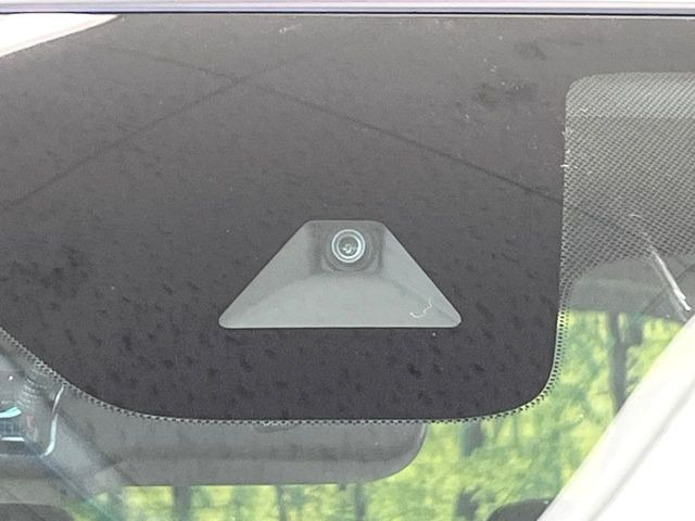 【エマージェンシーブレーキ】走行中に前方の車両等を認識し、衝突しそうな時は警報とブレーキで衝突回避と被害軽減をアシスト。より安全にドライブをお楽しみいただけます。
